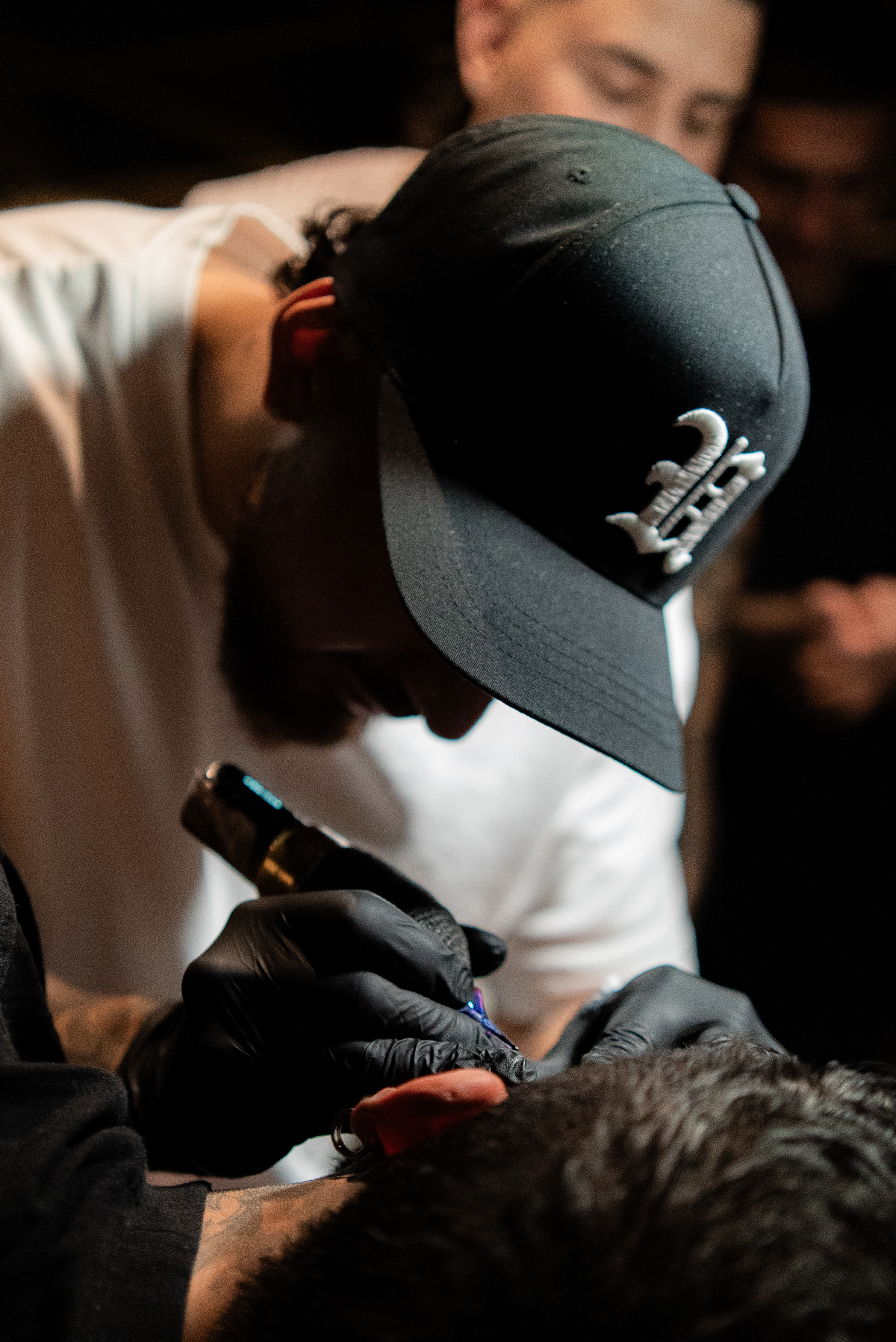 Esteban Correa tatuando en el estudio