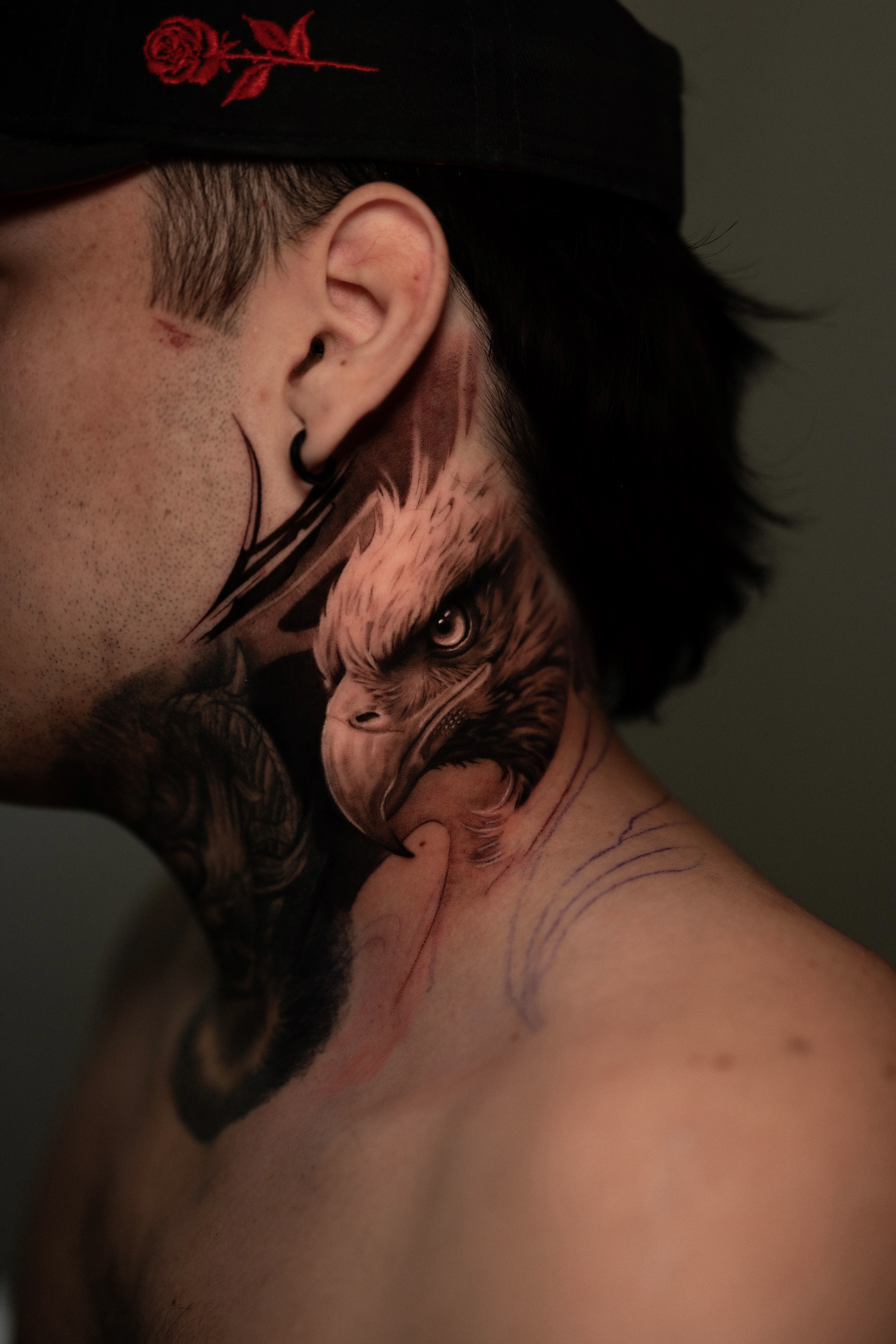 Águila en realismo de sombras, tatuaje de cuello