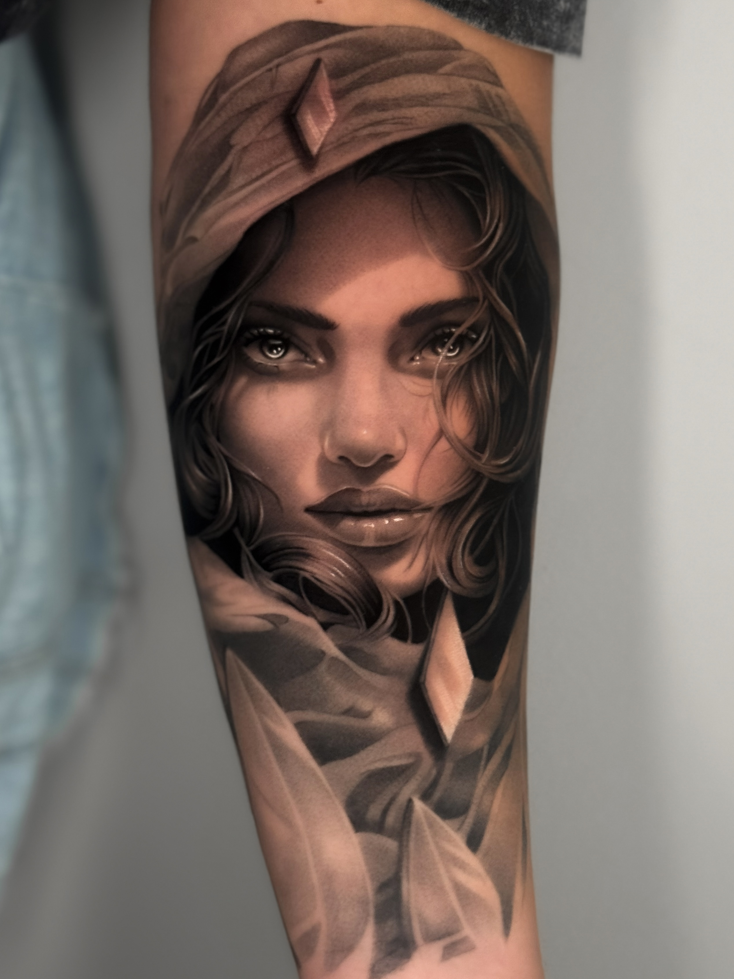 Hechicera, retrato en realismo de sombras