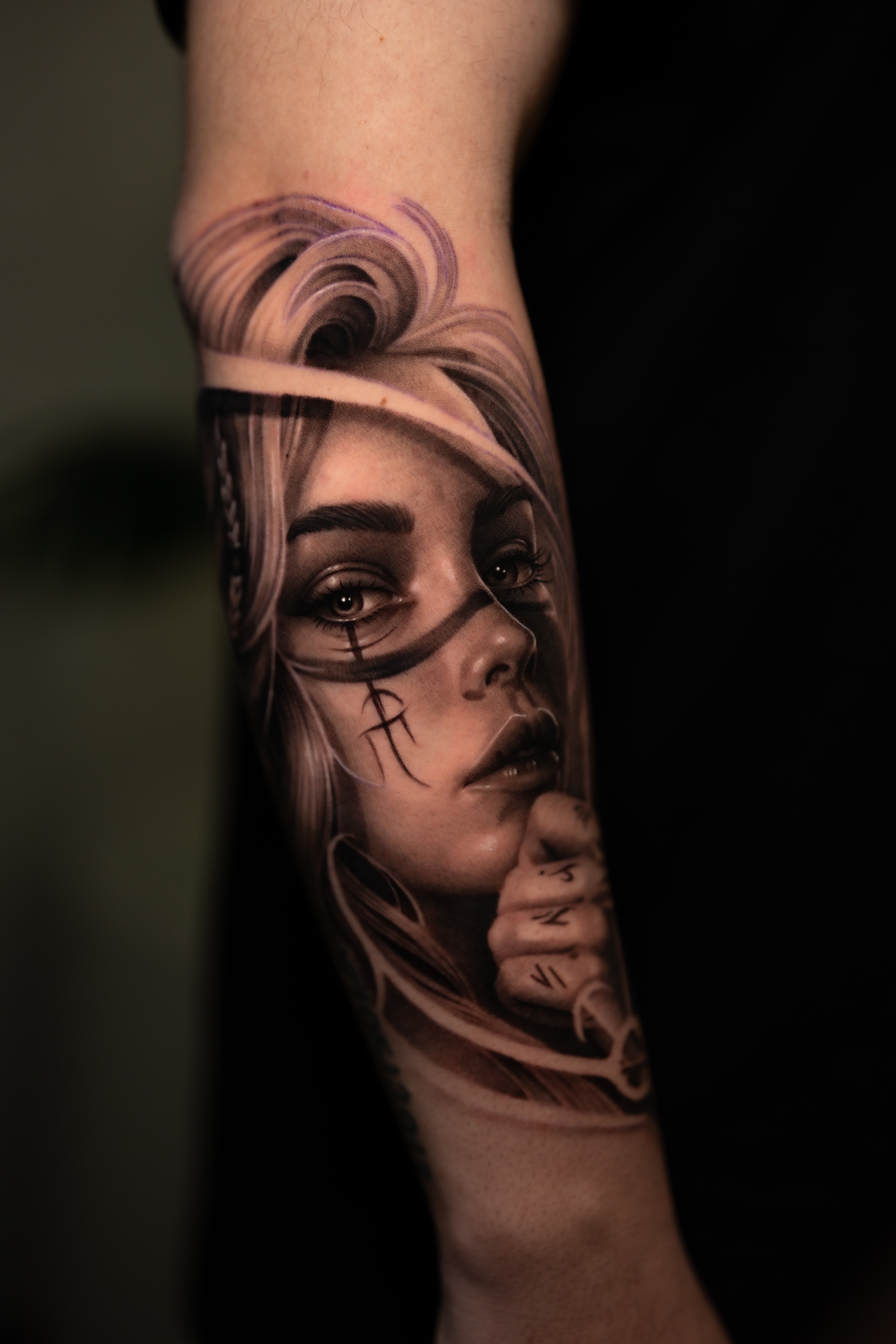 Mujer Vikinga, retrato femenino de temática nórdica en realismo, tatuaje de media manga
